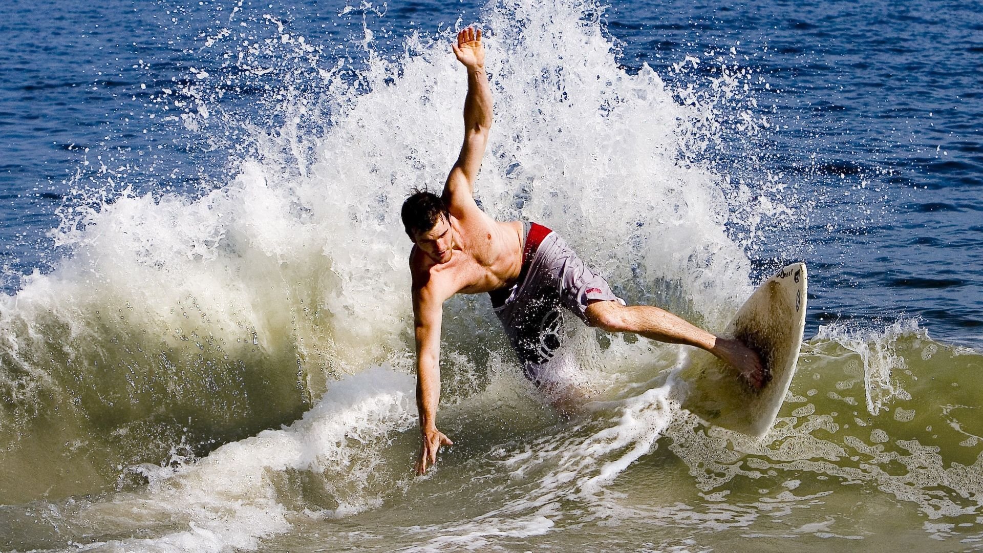 拉梅洛爆发难敌团队火力，勇士连续得分压制尼克斯