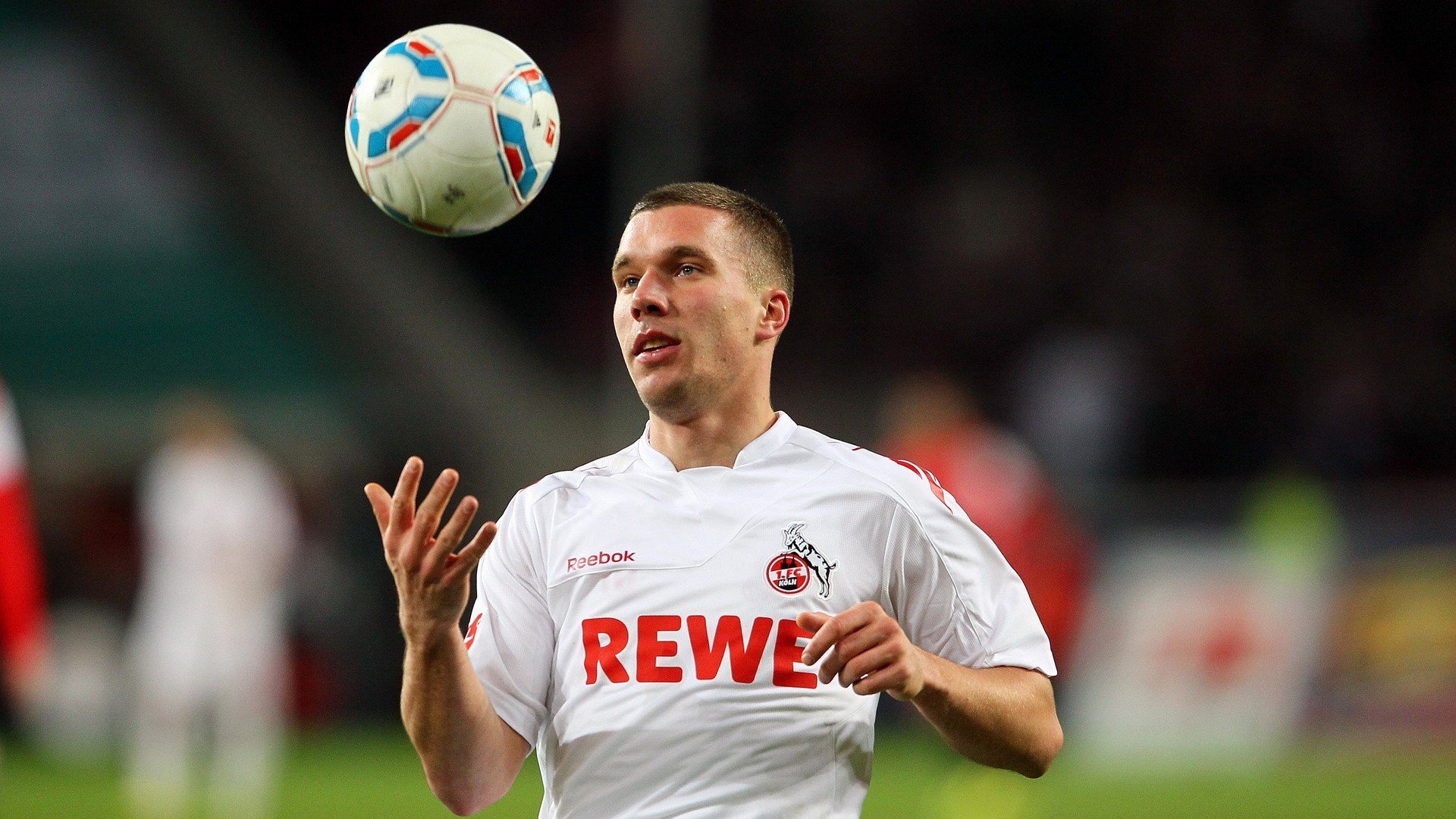 赛道与绿茵的交响，当F1争冠焦点移师莱比锡红牛决战乌拉圭